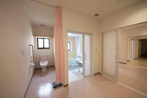 浴室：プライベートに配慮した個別浴室。脱衣スペースも広々です。